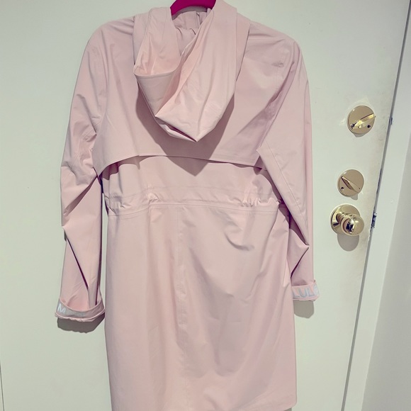 Lululemon rain rebel waterproof rain jacket. Size 8 - Picture 5 of 5